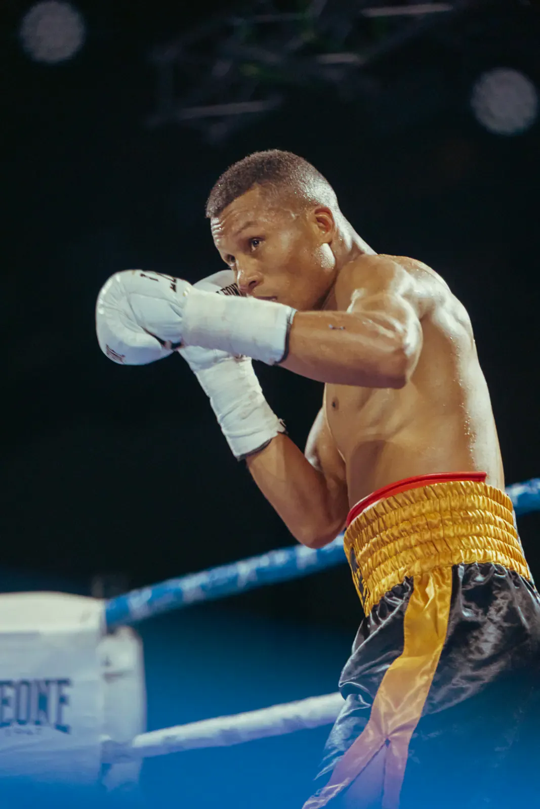 Boxeador concentrado sobre el ring