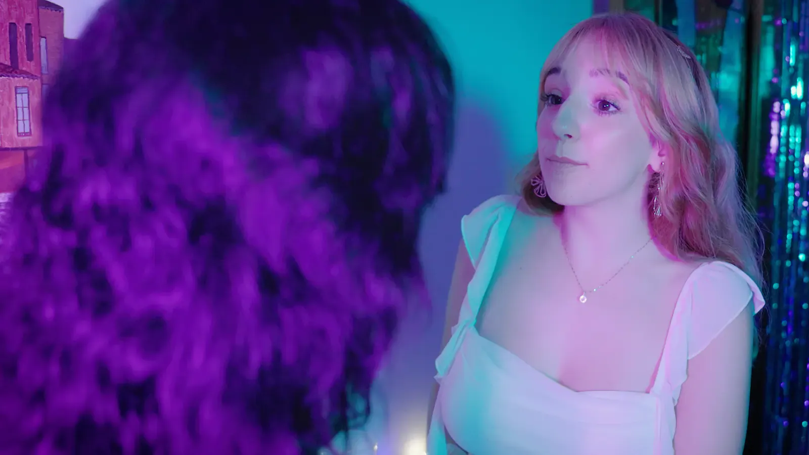 Escena nocturna con dirección de luz violeta
