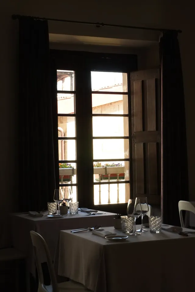 Interior de restaurante con luz natural